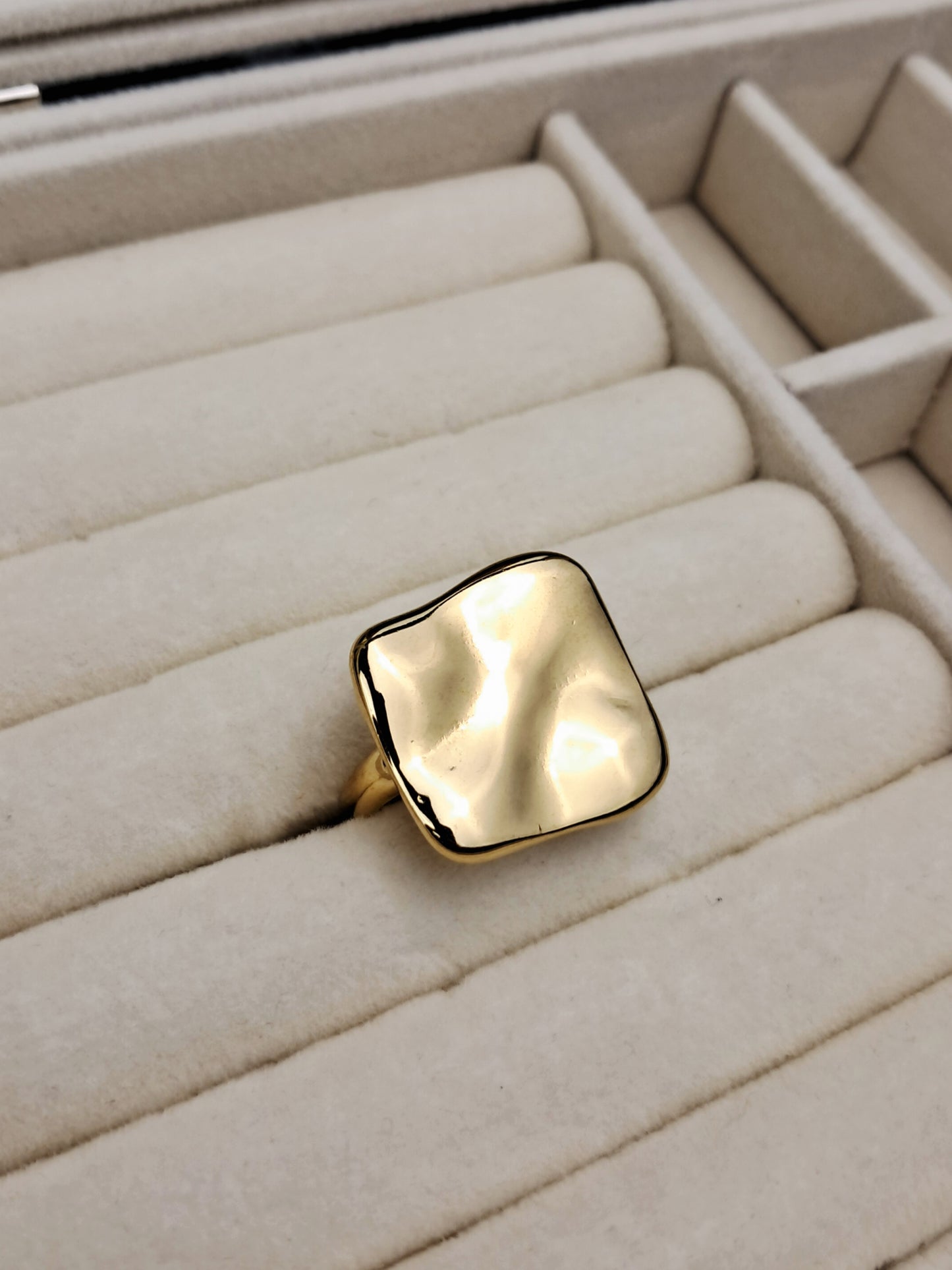 Square Arrugas stainless steel ring _ gold