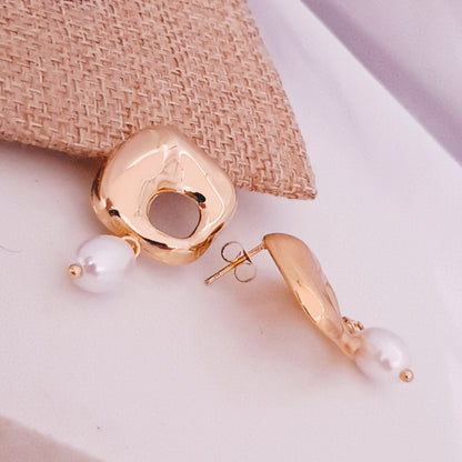 square Arugas Pierced with Pearls Stainless Steel earing  - gold