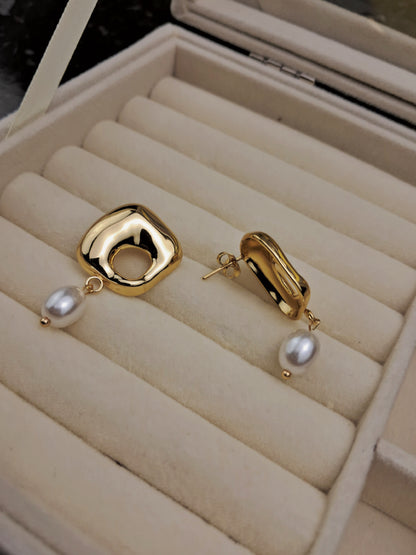 square Arugas Pierced with Pearls Stainless Steel earing  - gold