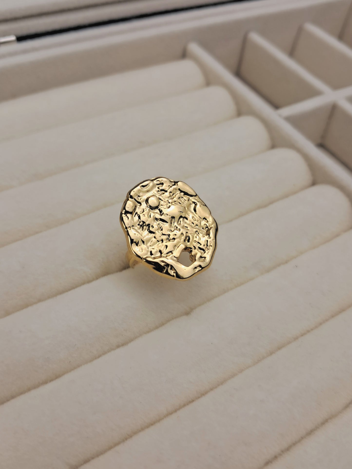 Circle Arugas Pierced Stainless Steel Ring - Gold